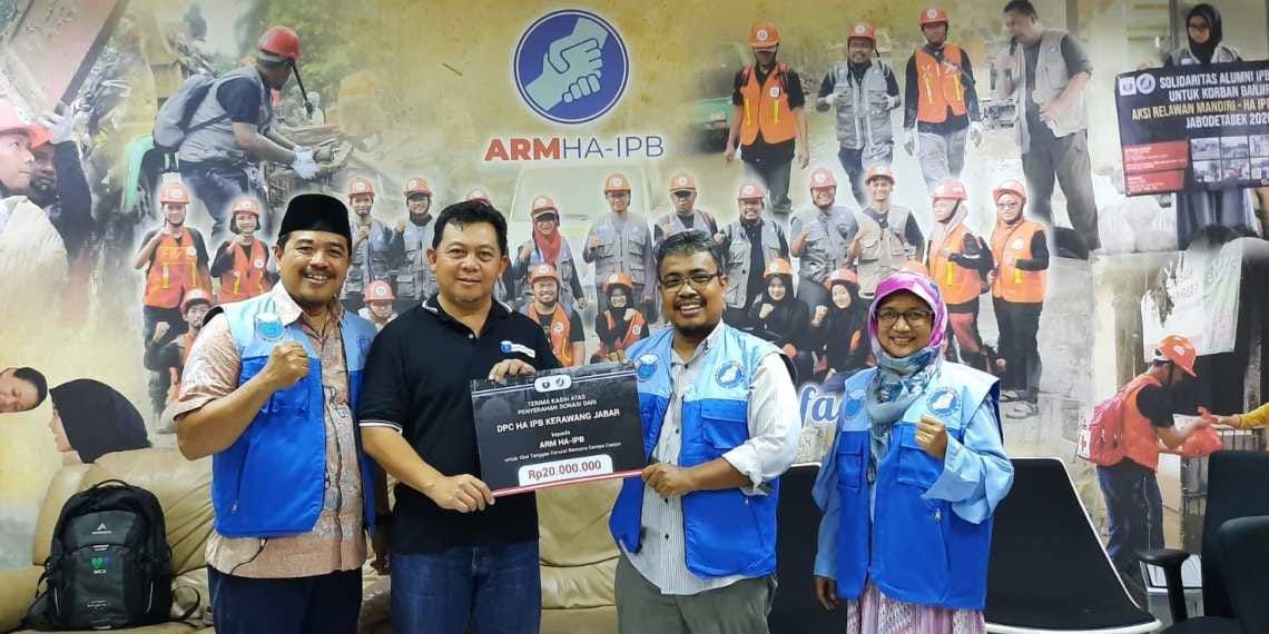 Serah terima donasi DPC HA IPB Karawang kepada ARM HA-IPB untuk korban banjir